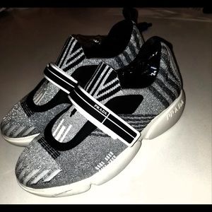 Prada Sneakers sz35